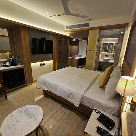 Hotel Golden Nest Thane Buitenkant foto