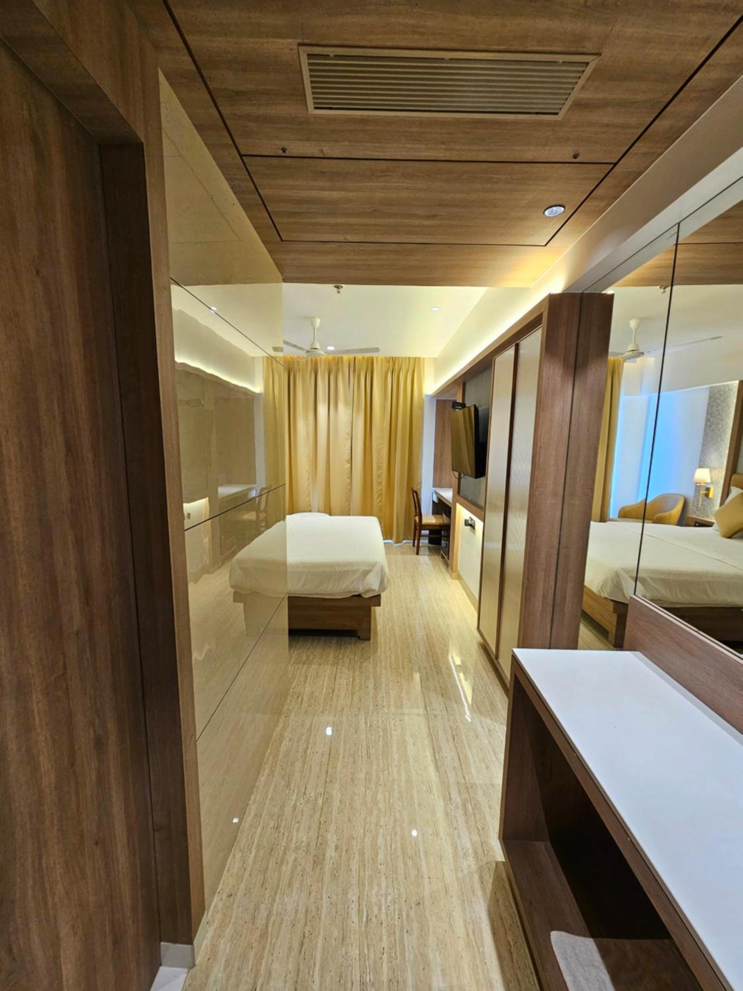 Hotel Golden Nest Thane Buitenkant foto