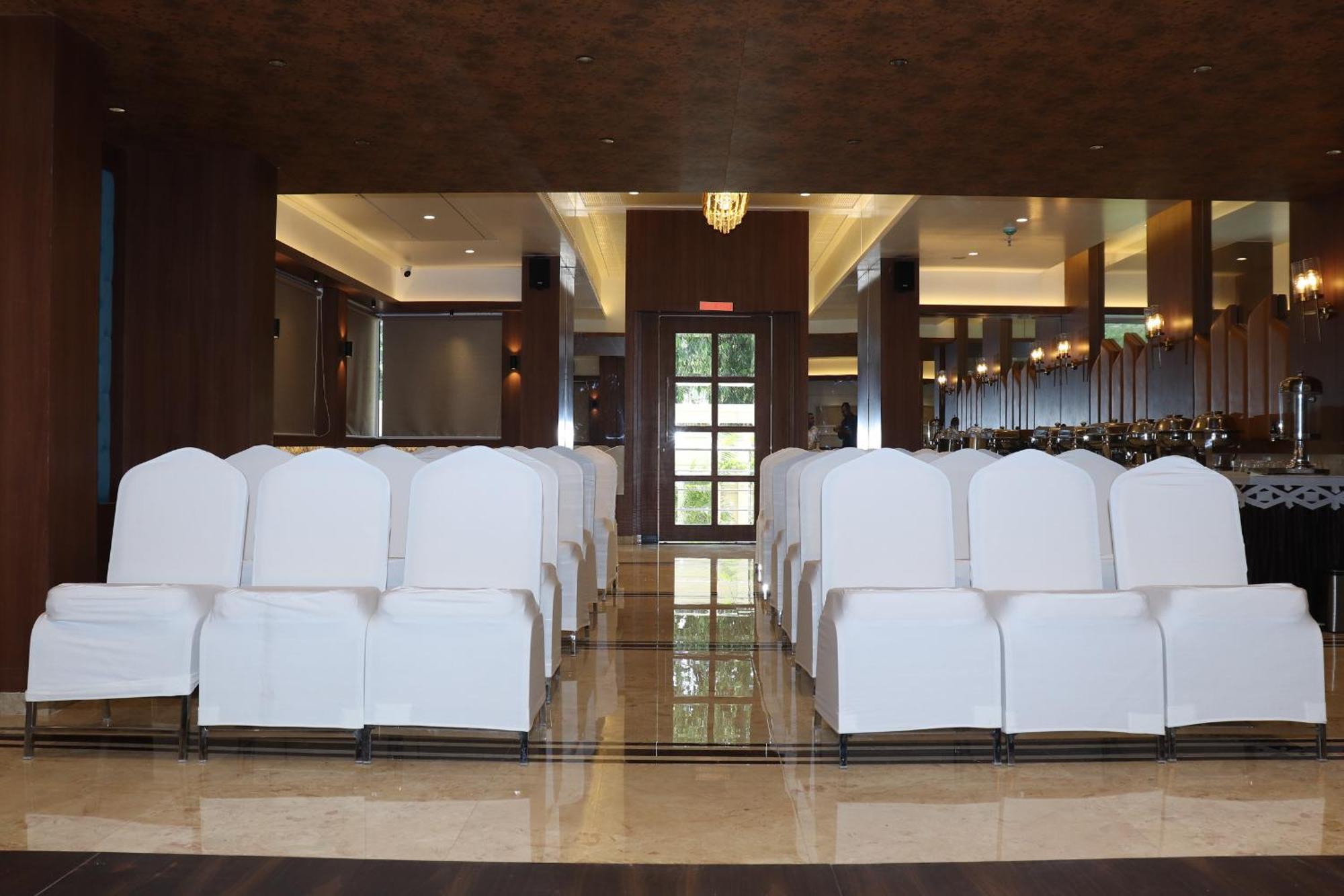 Hotel Golden Nest Thane Buitenkant foto