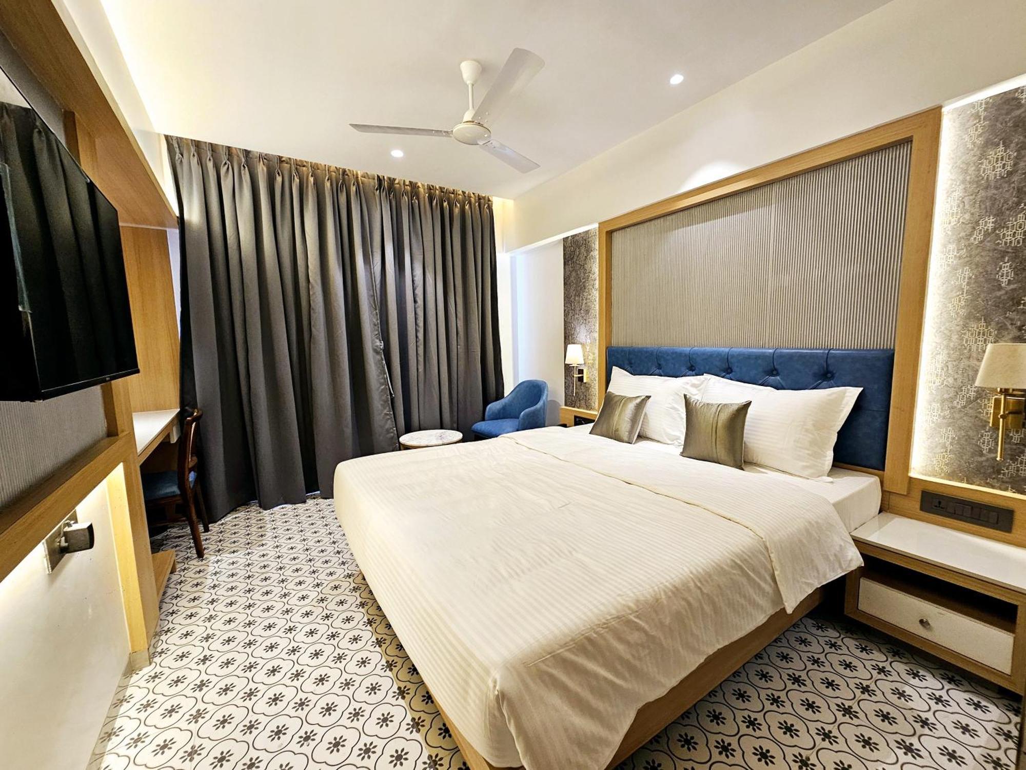 Hotel Golden Nest Thane Buitenkant foto