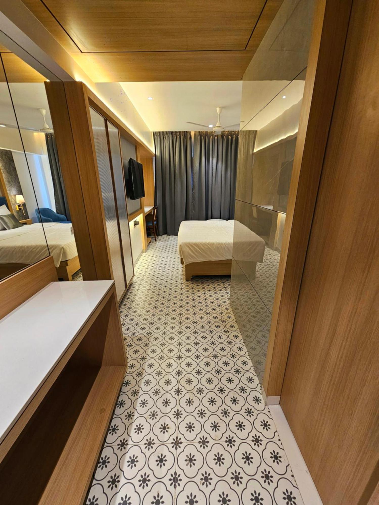 Hotel Golden Nest Thane Buitenkant foto